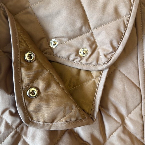 New Chico’s Quilted Barn Jacket Coat Camel/Tan Snap Front Light Size 1 (Medium) - Picture 9 of 15